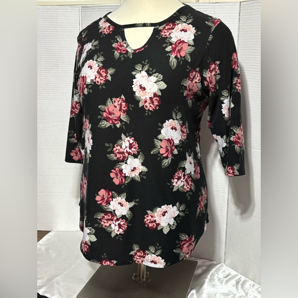 Bobbie brooks 2X Floral Black Top with Pink Accents 3/4 L sleeves 28”L 22” p2p